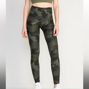High waist, Camo print leggings. Wide waistband. Full length